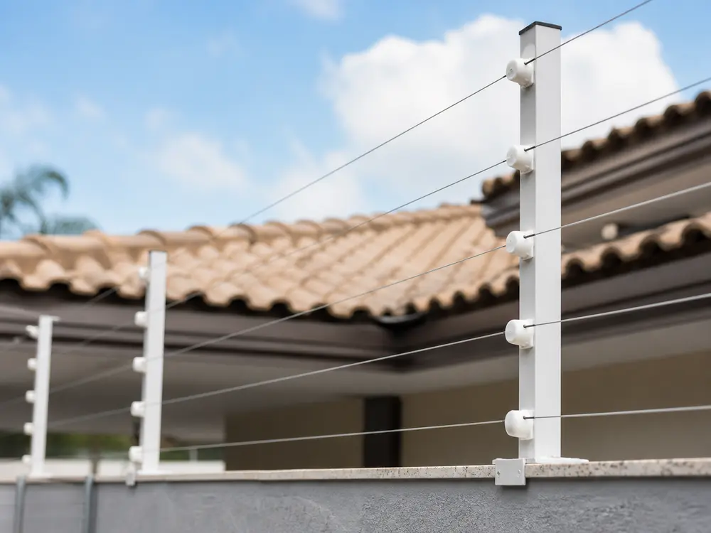 Detalhe de cerca elétrica instalada em muro